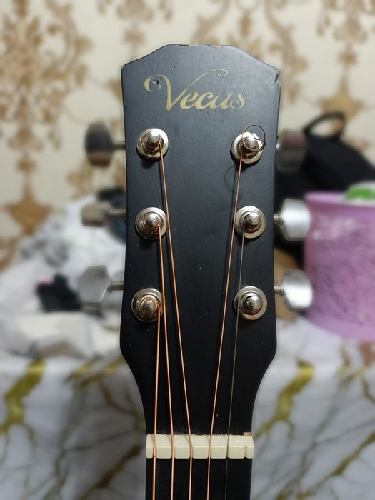 Gitara akustik 39 chexoli bor 2 3 oy ishlagan