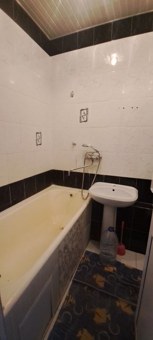 Ислом Каримов кучаси 120 a 118 7 микрарайон да 3 хонали уй сотилади.