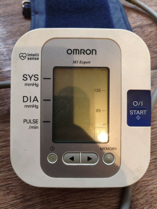 Тонометр Omron домашний.