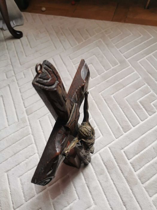 Crucifix din lemn cu corpul lui Isus Hristos din metal alama sau bronz