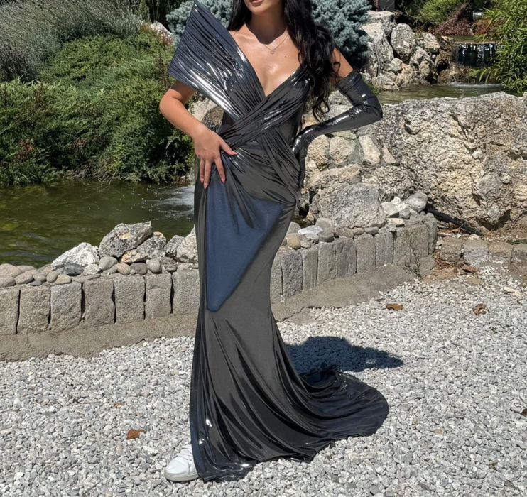 Елегантна официална рокля в ефектен металически сребристо-сив нюанс.