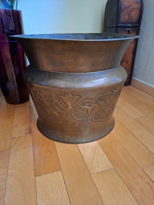 Медна саксия с орнаменти.