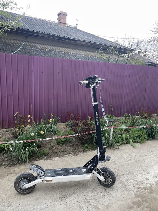 Vând trotineta electrica Kukirin G2 Pro custom alb cu scaun confortabil