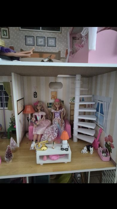 Casa de papusi + accesorii si papusi.