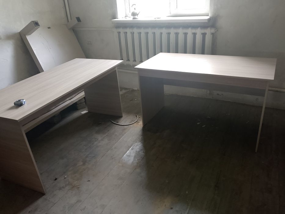 Продам два офисных стола