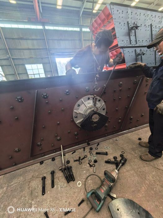 Дробилка Китай
Производительность 200 т в час
Конусная дробилка