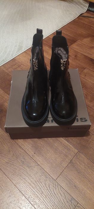 Ботиночки лаковые с натуральным мехом р-р 40й , на 39.5 пойдут