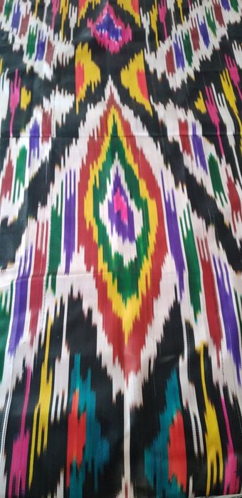 Миллий ипак атлас материал сотилади.