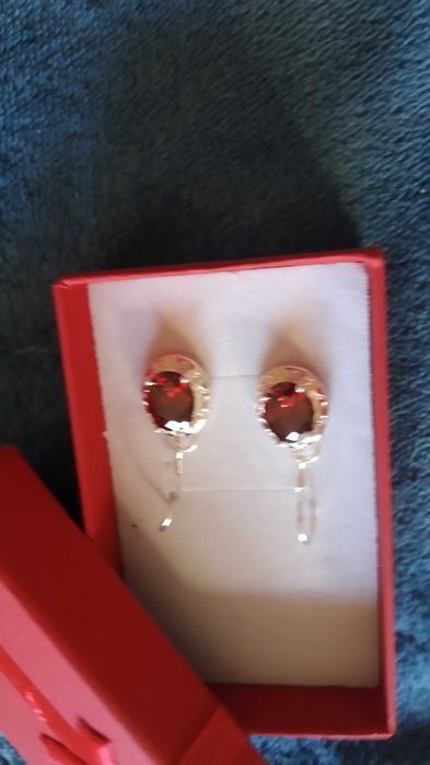Нови, сребърни обеци  в красива кутия за подарък.Рязлипни модели.