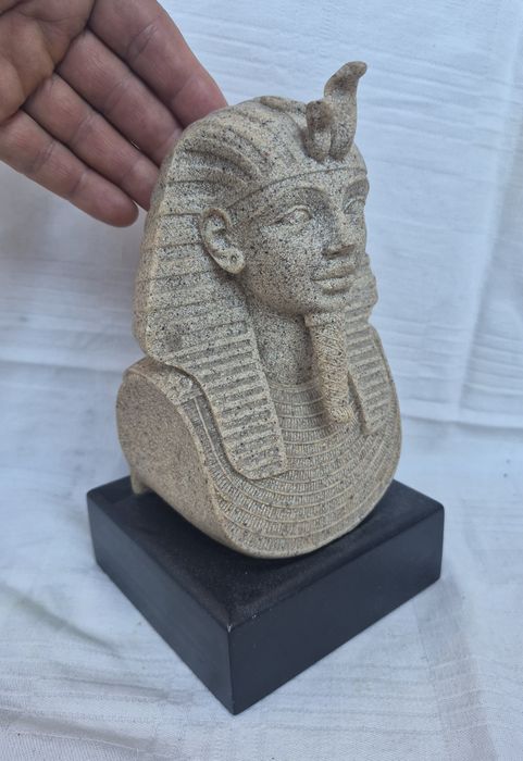 Figurină egipteană bust Tutankhamun din calcar (Lime stone) Colecția Regency, 20cm.