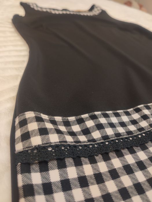 Черна рокля с каре