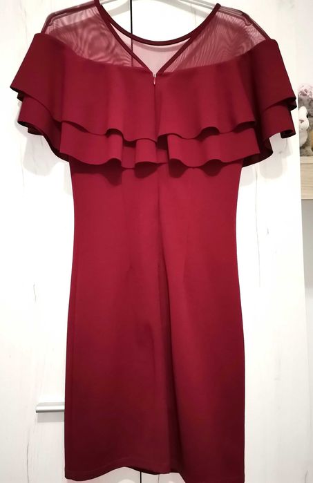 Rochie vișinie, mulata cu volănașe în zona bustului