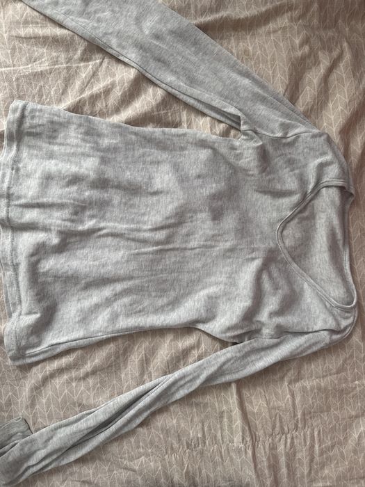 Кофточка серая облегающая