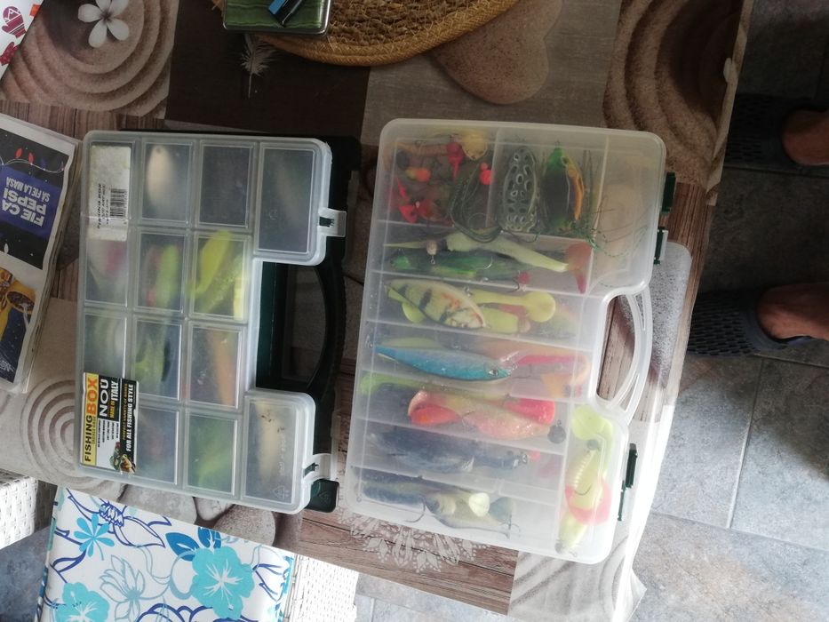 Trusa pentru pescuit la răpitor în special știuca, care contine:9 vobler 32  oscilante  7 pilkere 40 shaduri mari  29 shaduri  medii etc.