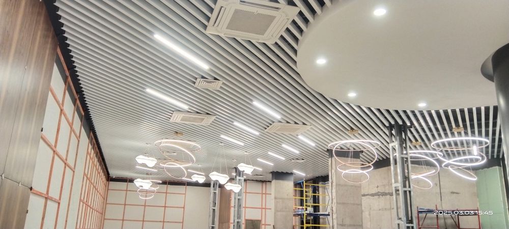 Грильято. Кубообразный реечный потолок. Армстронг. Монтаж подвесных по