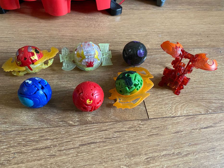 Bakugan арена + 7 топчета
