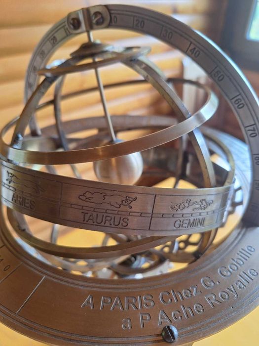 Армиларна сфера с компас