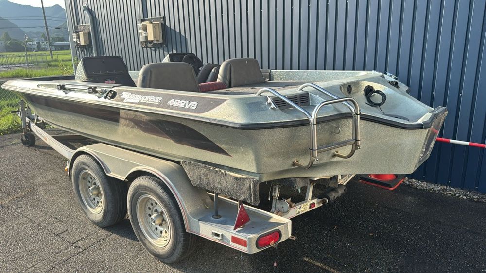 Лодка Ranger 492 vs