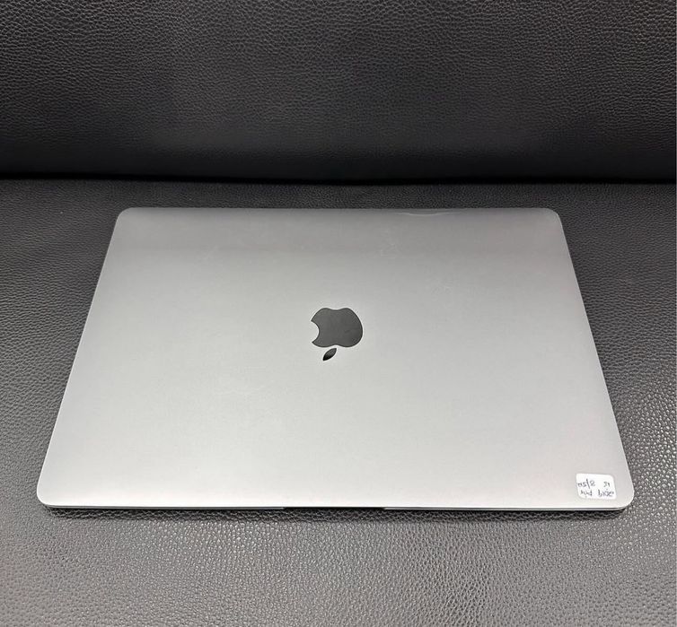 Macbook Air 2020 • i5 • 8 GB RAM • 96 % Bateria