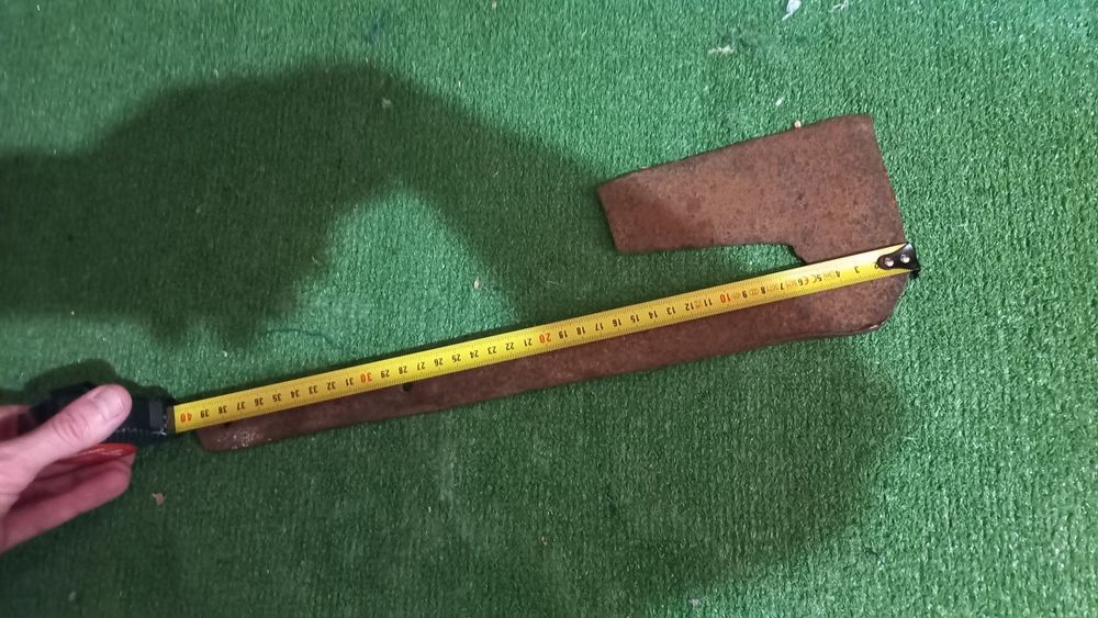 Стара кована брадва