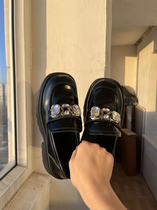 Продаются элегантные лоферы с камнями