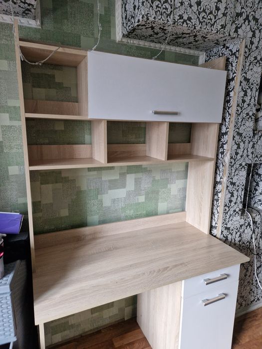 Стол письменный,в отличном состоянии