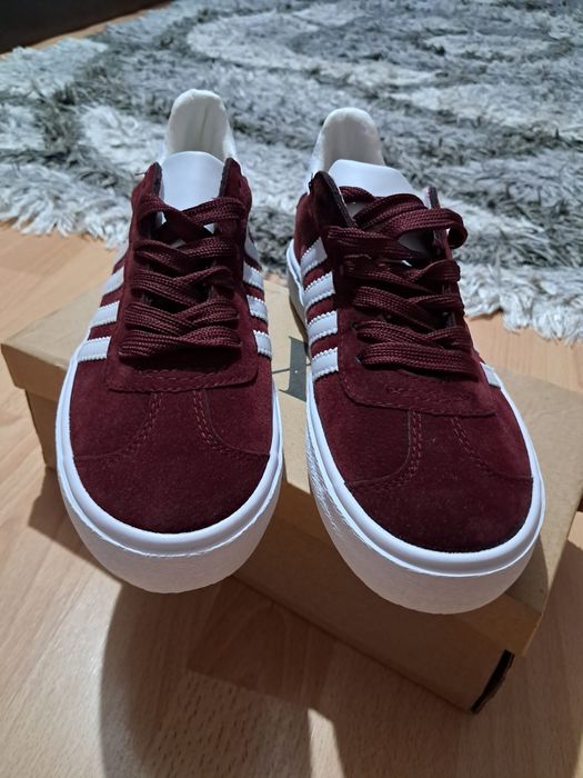 Adidași albi-visini piele întoarsă