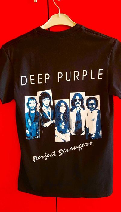 Тениска Deep Purple, дизайн Лице и Гръб 100% памук в черно и синьо-лилаво.
