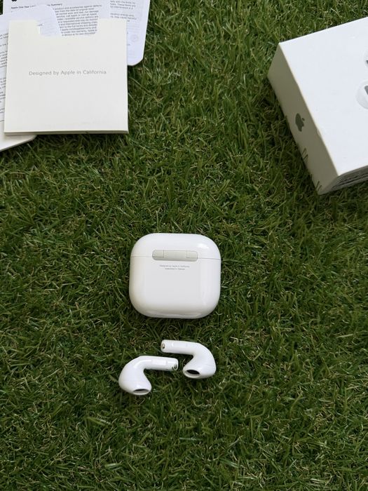 Apple AirPods 4   .