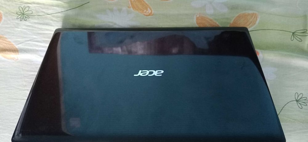 Продавам лап топ acer ,.