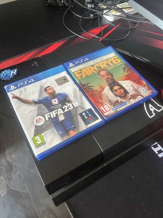 Playstation 4 с joystick и две игри подарък