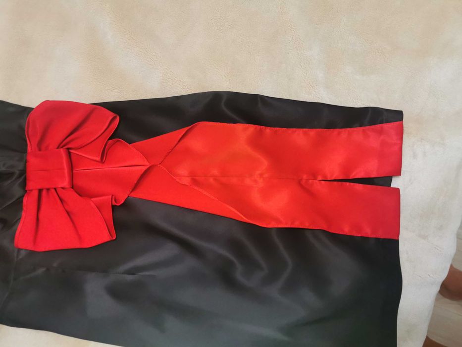 къса черна рокля