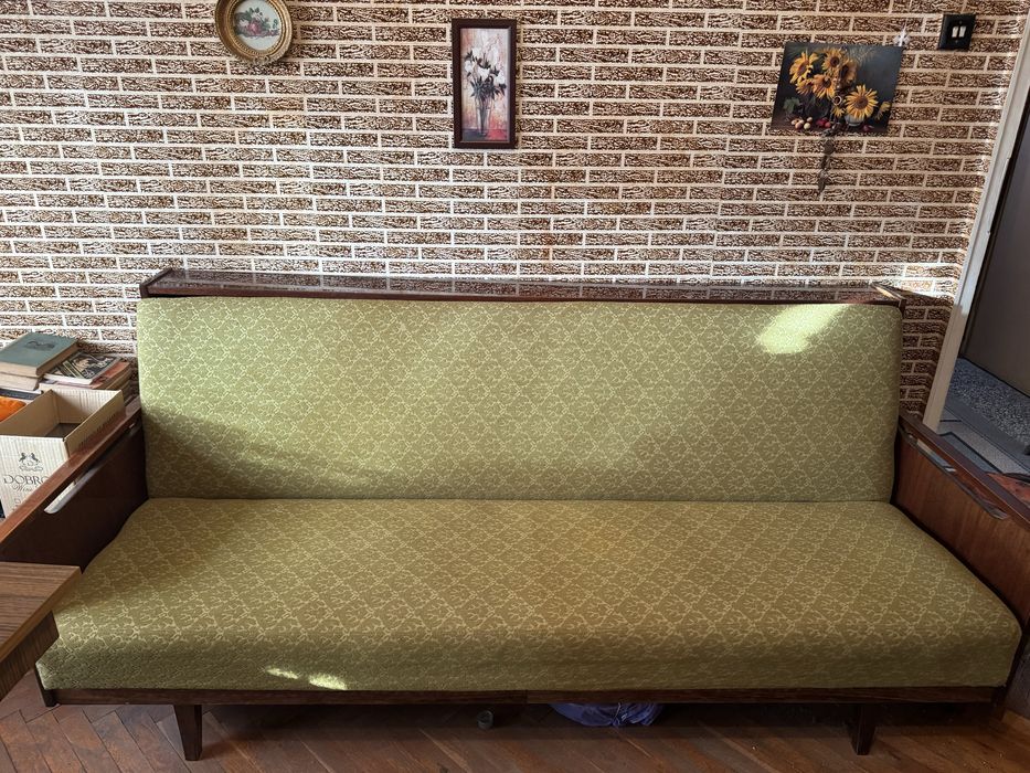 Диван, две кресла и две табуретки