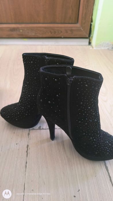 Елегантни дамски боти с ток и камъчета – черни, много стилни