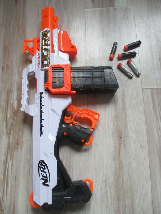 Оригинален Nerf бластер с комплект батерии и кутия