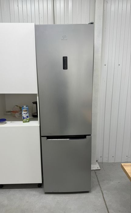 Холодильник продам INDESIT