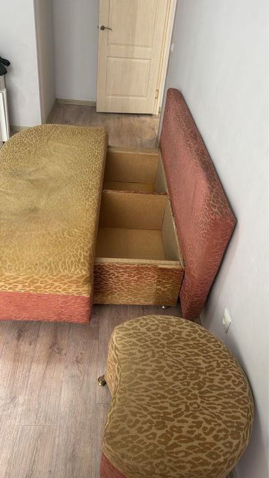 Продаю диван с пуфиком!