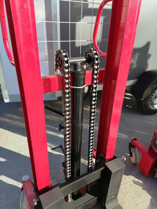 Стакер , хидравличен високоповдигач 2 тона