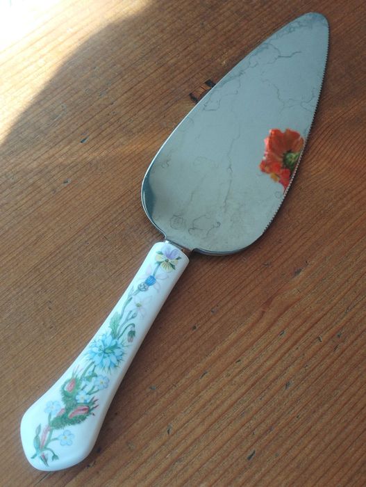 Aynsley Wild Tudor
За сервиране на сладки и солени печива.