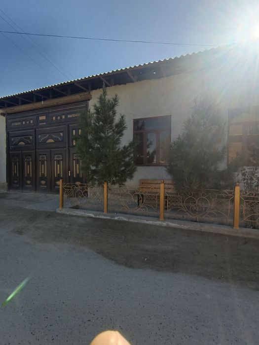 Qorako'l tumani Do'stlik m.f.y da joylashgan uy sotiladi