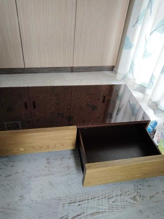 Шкаф с рисувано темпериарно стъкло, с две чекмеджета