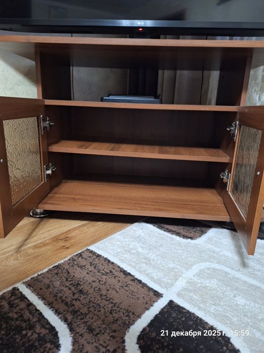 Продам тумбочку под телевизор.