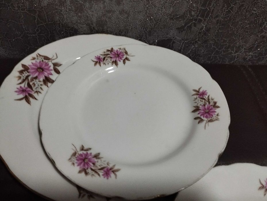 Тарелки из сервиза советских времен.
