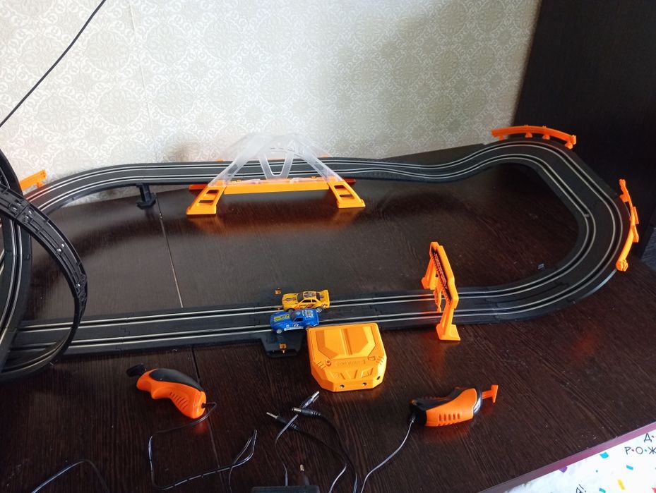 Трасса гоночная с двумя машинками