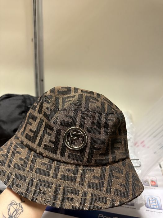 Шапки с козирка и идиотки марки НА ЕДРО