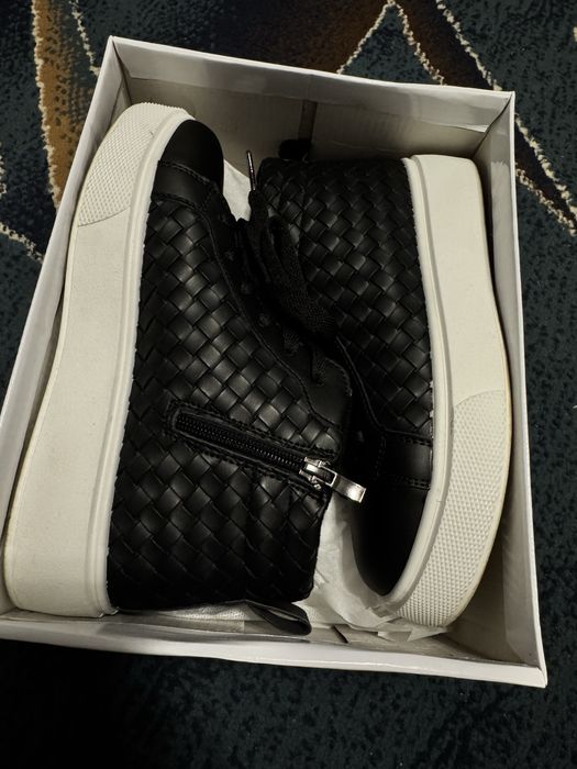 Продам осенние кеды на замке