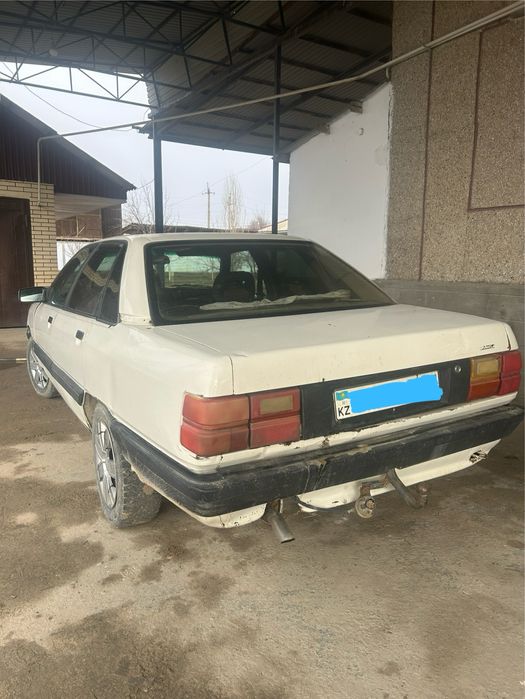 Audi 100.