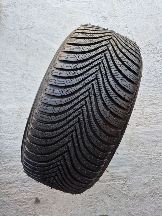 O bucată 225/45 R17 M+S iarnă - una Michelin Dunlop
