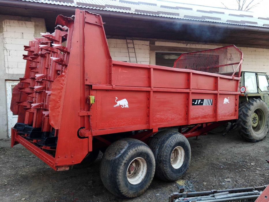 Remorca de împrăștiat gunoi