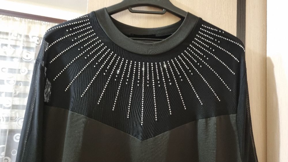 Рокля с мрежест детайл на деколтето и ръкавите, гарниран с камъчета.